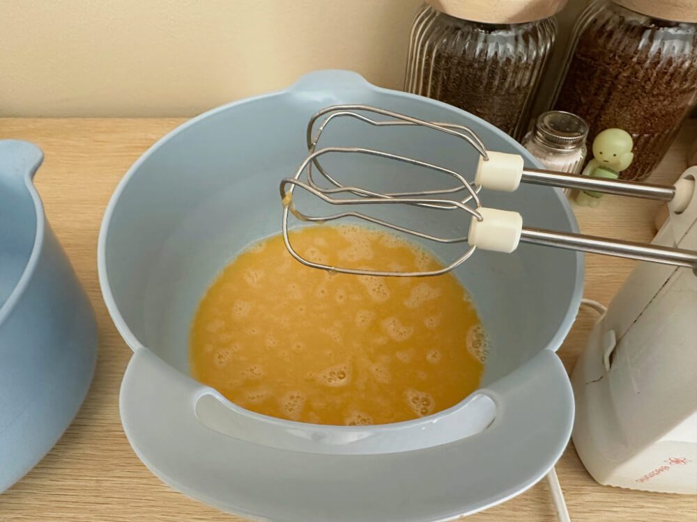 Zucker, Vanillezucker und weiche Butter werden mit Schneebesen verrührt, zweiter Schritt für den Bananenkuchen-Teig.