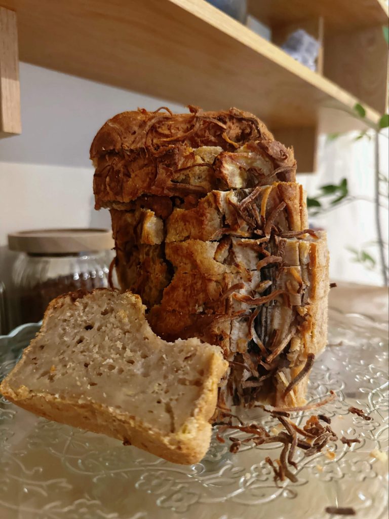 Bananenkuchen-Rezept Titelbild - Dünne Kuchenstücke geschnitten und auf Glasteller serviert