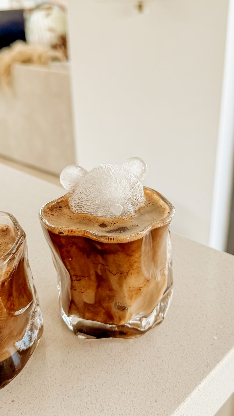 Iced Coffee mit Eisbär-Eiswürfel in Glasbecher – Cozychumkin Foto für Empfehlungen auf der Startseite