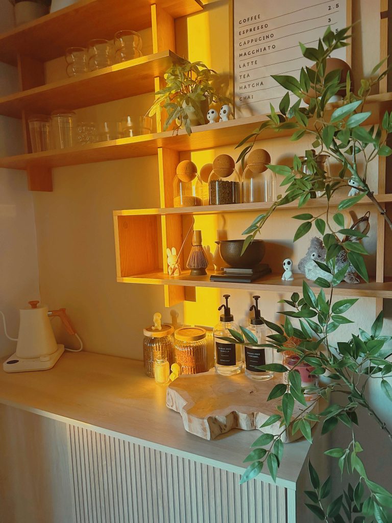 Cozychumkin's Cozy Homecafé Setup mit rötlichem Sonnenstrahl