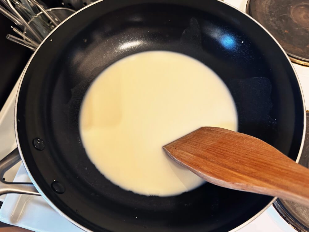 Teig in Pfanne erhitzen und rühren, erster Schritt für das Drinkable Mochi Topping Rezept.