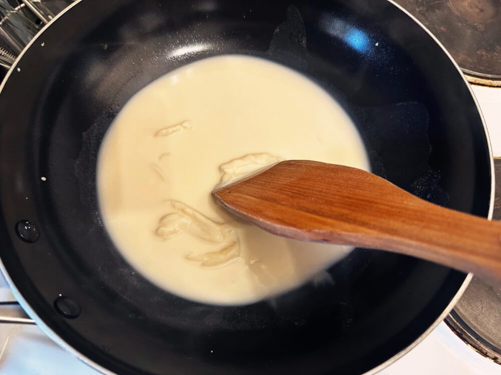 Teig Stück für Stück vom Boden abschaben, zweiter Schritt für das Drinkable Mochi Topping Rezept.