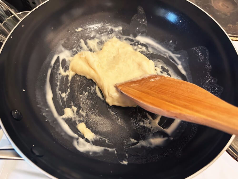 Teig zu einer einheitlich klebrigen Masse rühren, dritter Schritt für das Drinkable Mochi Topping Rezept.