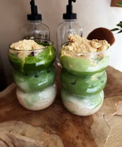 Drinkable Mochi Topping-Rezept Titelbild - Zwei Gläser Matcha Latte mit Mochi Topping und Cream Cheese on top